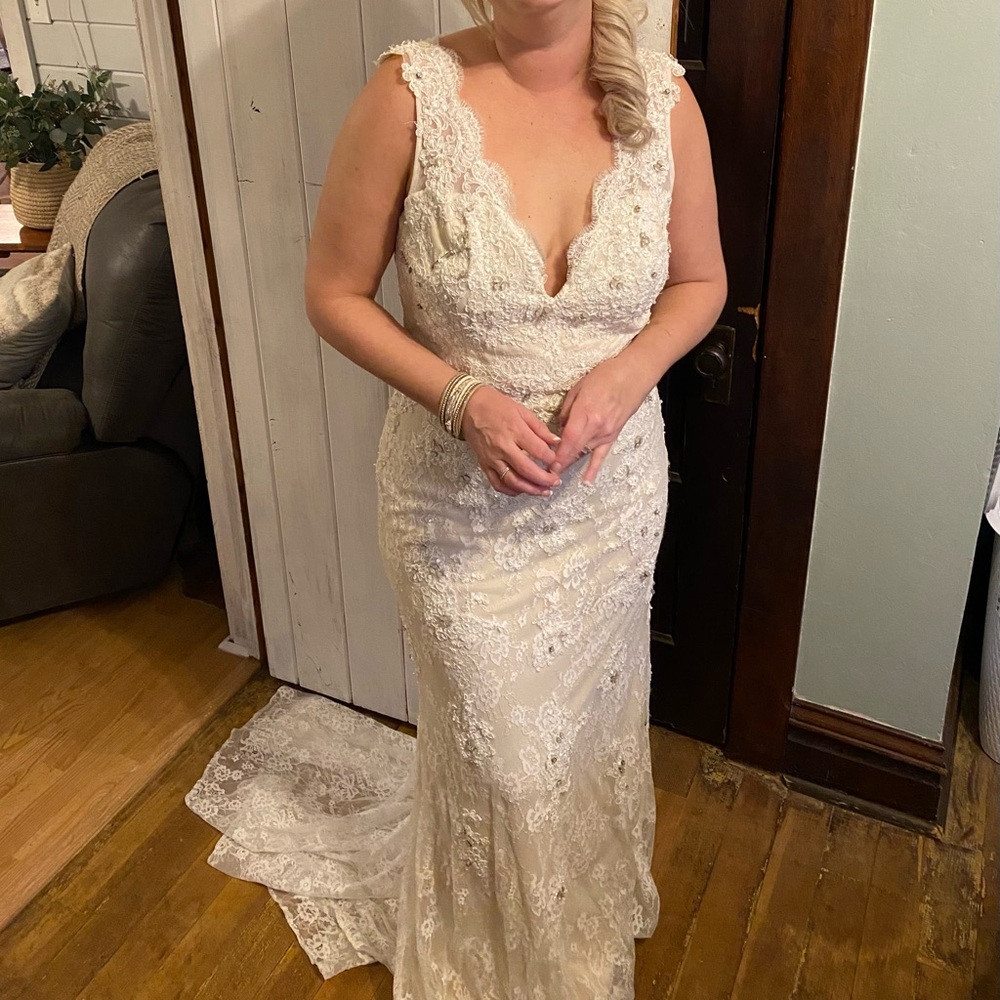 Elegant Cream Lace Wedding Dress